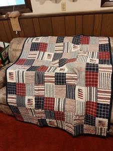 lot 1670 image: Quilted Throw