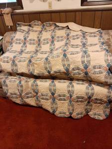 lot 1672 image: Double Wedding Ring Quilt