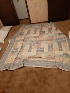 lot 1675 image: Quilted Comforter