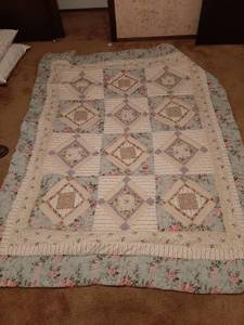 lot 1677 image: Quilted Comforter