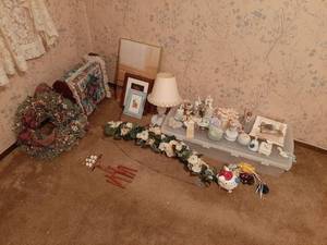 lot 1678 image: All Decor in Corner