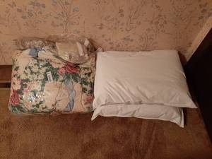 lot 1679 image: Bedding