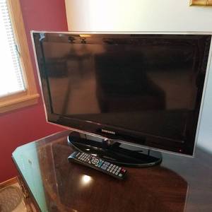 lot 1696 image: Samsung LCD TV flat screen - 26in screen