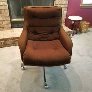 lot 1697 image: Brown office chair