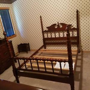 lot 1703 image: Davis cabinet company solid cherry full size poster bed - Lillian Russell pattern