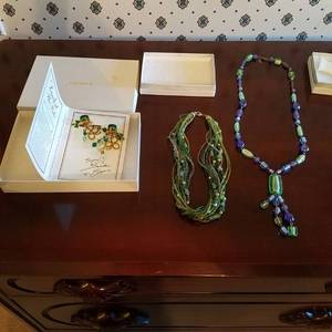 lot 1709 image: two necklaces and a pair of clasp earrings