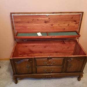 lot 1720 image: Lane Cedar Chest