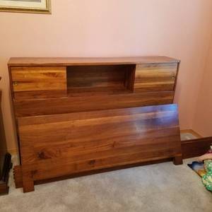 lot 1723 image: full size bed with rails