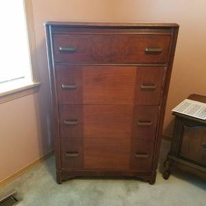 lot 1726 image: chest of drawers