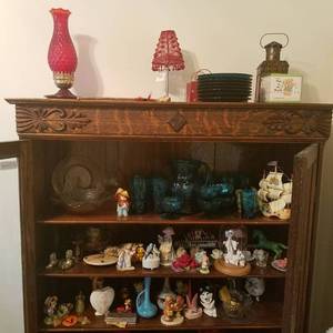 lot 1851 image: 4 shelves of miscellaneous decor