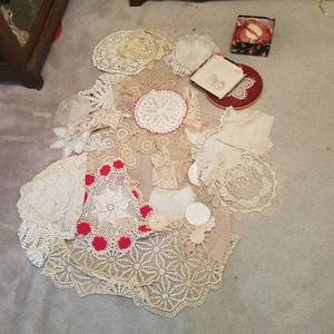 lot 1863 image: lots of assorted doilies