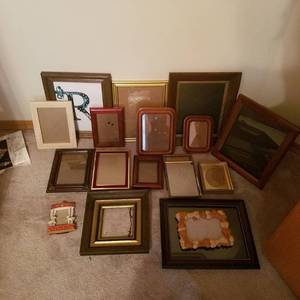 lot 1865 image: assorted picture frames