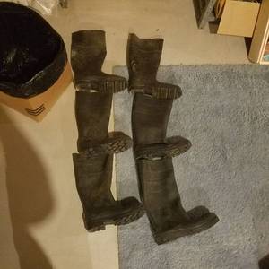 lot 1875 image: three pair of rubber boots - sizes 7, 5, 8