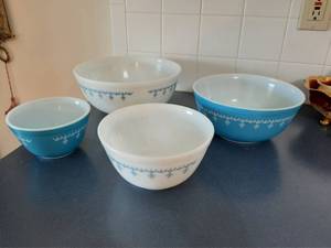 lot 1763 image: Set of 4 Pyrex Mixing Bowls