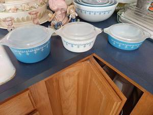 lot 1766 image: 3 Pyrex Baking Dishes with Lids