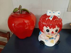 lot 1767 image: 2 Cookie Jars