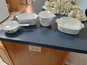 lot 1780 image: 3 Pieces Corning Ware and 2 Baking Dishes