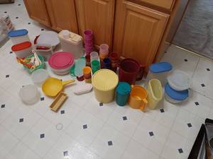 lot 1788 image: Large Lot of Tupperware - Bring Boxes