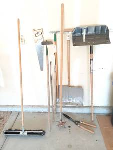 lot 1798 image: Assorted Long Handled Tools