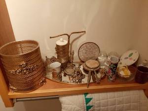 lot 1824 image: Vanity Set