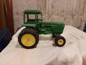 lot 1832 image: John Deere Model Tractor