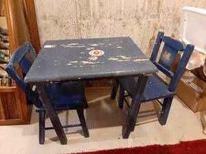 lot 1837 image: Kids Table and 2 Chairs