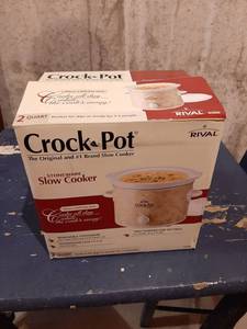 lot 1839 image: 2 Quart Crock Pot