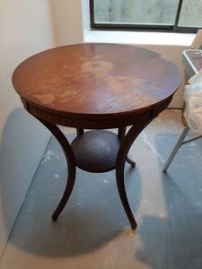 lot 1902 image: Round Table