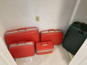 lot 1916 image: Samsonite Luggage