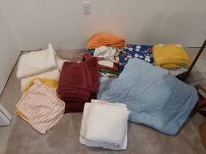 lot 1917 image: Towels and Linens
