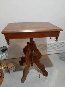 lot 1906 image: Walnut Table
