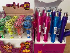 lot 6 image: novelty pens