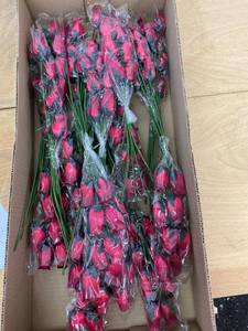 lot 53 image: faux roses decor approx 15
