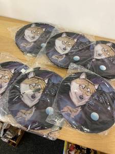 lot 66 image: 6 Mandelas approx 16 inch velvet