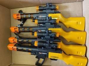 lot 77 image: 4 toy guns