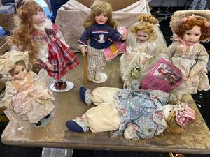 lot 1125 image: 6 collectible dolls