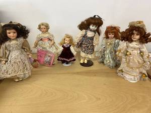lot 1126 image: 6 collectible dolls