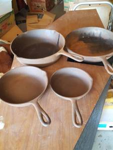 lot 221 image: 4 cast iron skillets