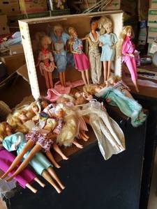lot 224 image: 17 dolls