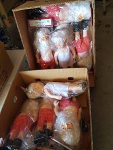 lot 232 image: 12 dolls