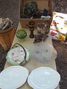 lot 252 image: assorted decor