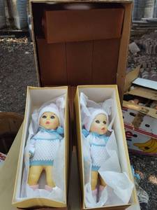 lot 261 image: 8 dolls