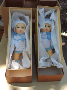 lot 266 image: 8 dolls