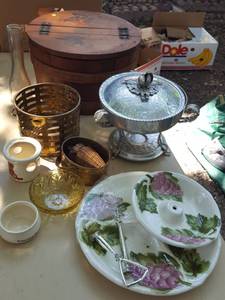lot 271 image: wooden sewing box and other decor