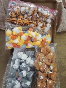 lot 1139 image: 48 keychains