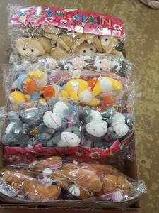lot 1164 image: 60 keychains