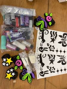lot 1506 image: paint & stencil kit