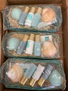 lot 1522 image: bath gift sets