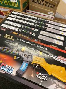 lot 1528 image: 7 toy guns
