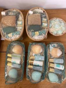lot 1536 image: 6 bathroom travel sets